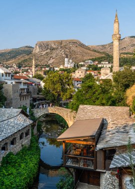 Bosna-Hersek 'in Mostar Eski Kasabası' ndan güzel bir nehir akıyor