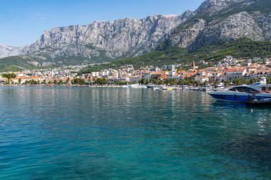 Hırvatistan 'da yazın popüler bir turizm beldesi olan Makarska' nın güzelliğini tecrübe edin