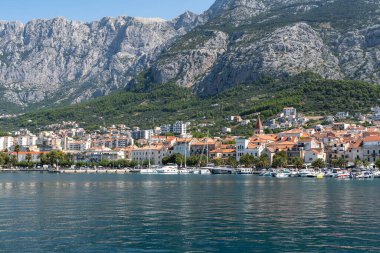 Hırvatistan 'da yazın popüler bir turizm beldesi olan Makarska' nın güzelliğini tecrübe edin
