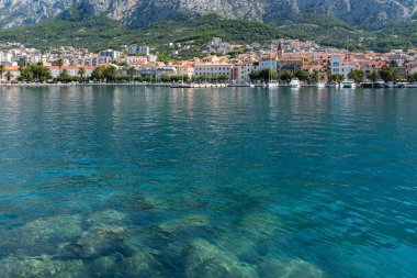 Hırvatistan 'da yazın popüler bir turizm beldesi olan Makarska' nın güzelliğini tecrübe edin