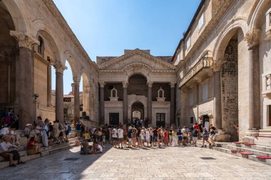 Ayrılalım. Hırvatistan, Ağustos 2023. Yazın pek çok turist, şehrin en ünlü simgesi olan Diocletian Sarayı 'nı ziyaret ediyor.