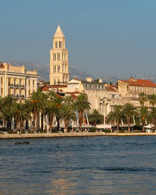 Bu çarpıcı görüntü, Hırvatistan 'ın önde gelen Diocletian Sarayı ile liman sınırlarını ele geçirdi
