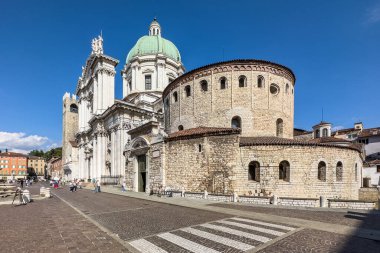 Brescia, İtalya, Eylül 2023. Brescia 'nın yeni ve eski katedralleri, şehrin tarihi merkezinin popüler turistik yerleri.