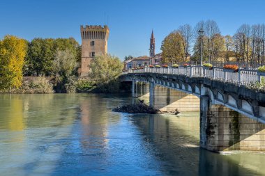 Pizzighettone 'daki Adda Nehri' ni geçen köprü Cremona, Lombardy, İtalya 'da pitoresk bir kasaba.