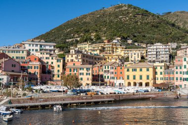 Cenova Nervi 'nin deniz manzarası. Binalar suya tepeden bakıyor, doğa ve mimari arasında bir zıtlık oluşturuyor.