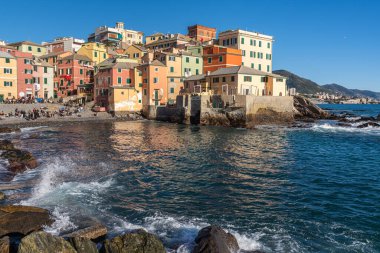 Denize bakan renkli evleri olan Boccadasse semtinin manzarası, Cenova, İtalya