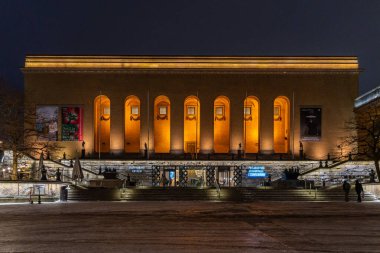Göteborg, İsveç, 4 Ocak. 2024. Göteborg Sanat Müzesi 'nin geniş bir görüntüsü. Bina içeriden aydınlanıyor, ön cephede sıcak bir parıltı oluşuyor..