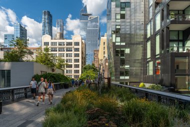 New York, ABD, 13 Ağustos 2024. High Line manzarası, yükseltilmiş doğrusal park ve Manhattan 'ın popüler torist simgesi.