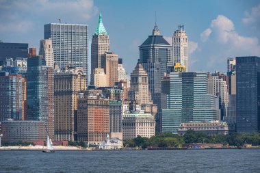 New York şehri ve ufuk çizgisi Özgürlük Adası, ABD 'den