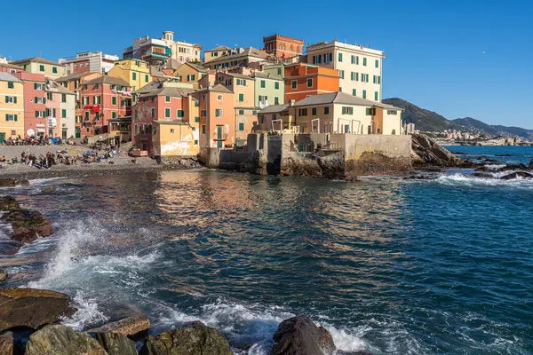 Denize bakan renkli evleri olan Boccadasse semtinin manzarası, Cenova, İtalya