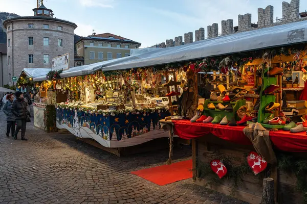 Trento, İtalya, Aralık 2023. Trento 'daki Renkli Açık Hava Noel Pazarı