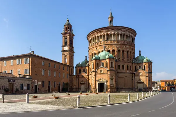 İtalya 'nın başkenti Crema' daki Santa Maria della Croce Kilisesi 'nin ön cephesi ve çan kulesi manzarası.