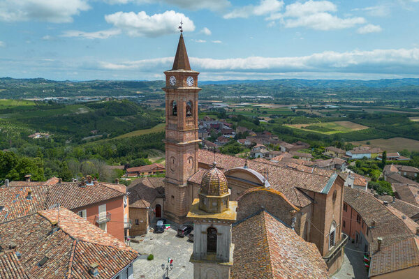 Вид с воздуха на город Говоне, небольшой городок, окруженный живописным ландшафтом виноградников в Ланге, Пьемонт, Италия