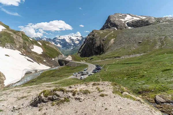 Fransa Bisiklet Yarışı 'nın ikonik bir tırmanışı olan Col de l' Iseran Geçidi 'ne giden yol.
