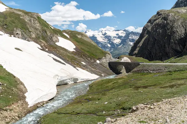 Fransa Bisiklet Yarışı 'nın ikonik bir tırmanışı olan Col de l' Iseran Geçidi 'ne giden yol.