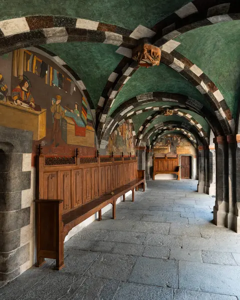 Issogne Kalesi, Aosta Vadisi, İtalya, 20 Temmuz 2024. Issogne Kalesi 'nin porticosunu dekore eden freskler, ortaçağ alp resminin nadir bir örneği.