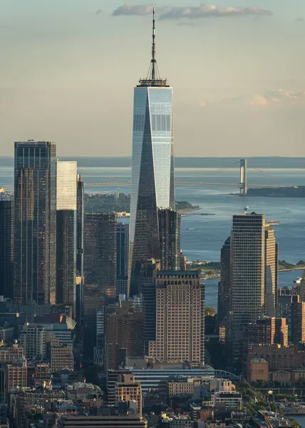 Manhattan 'a hükmeden bir Dünya Ticaret Merkezi The Edge, New York, ABD terasından görüldü.