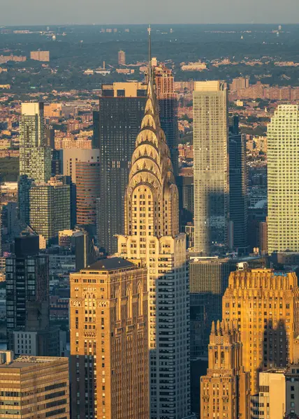 Chrysler Binası gün batımında Edge, New York şehrinin gözlem güvertesinden izlendi.