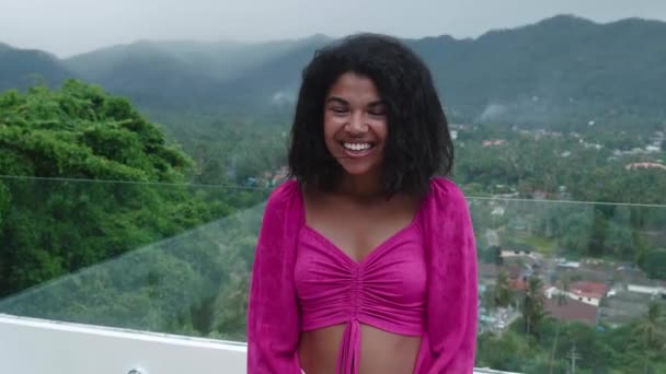 Joven Mujer Feliz Expresando Felicidad Apretando Puños Sonriendo Alegremente Pie — Vídeos de Stock