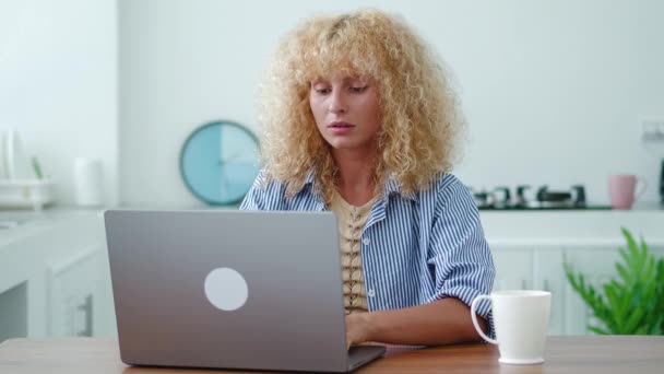 Multitasking Blonde Krullende Vrouw Telewerken Werkt Afstand Laptop Typt Tekst — Stockvideo