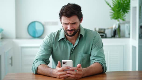 Zaniepokojony Młody Człowiek Trzyma Smartfona Czuje Się Oburzony Niskim Sygnałem — Wideo stockowe