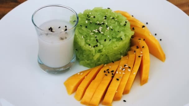 Weißes Gericht Mit Reisbrei Und Roher Reifer Süßer Mango Bestreut — Stockvideo