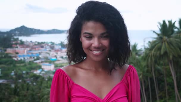Okouzlující Mladá Multietnická Žena Sladce Usmívá Krásným Zubatým Úsměvem Vychutnává — Stock video