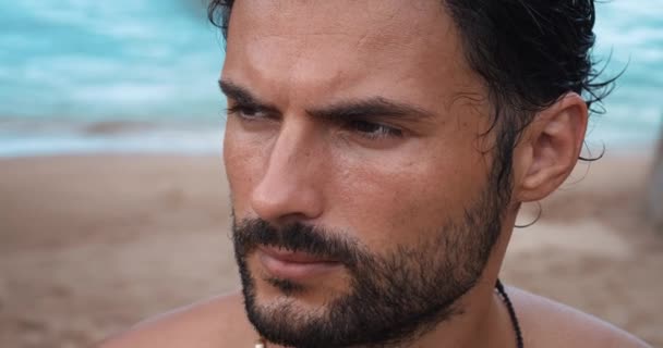 Nahaufnahme Attraktiver Hispanischer Mann Strand Berührt Haare Fixiert Frisur Blickt — Stockvideo