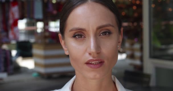 Kopfschuss Erfolgreiche Frau Unternehmerin Die Selbstbewusst Die Kamera Blickt Selbstständiges — Stockvideo