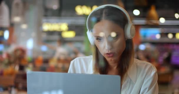 Felvétel Ablakon Keresztül Kellemes Dolgozik Kávézóban Hallgat Egy Webes Konferencián — Stock videók