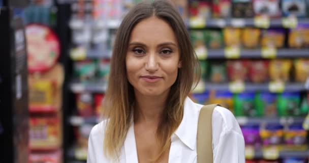 Close Portret Van Zelfverzekerde Vrouw Consument Glimlachend Een Vrolijke Kieskeurige — Stockvideo