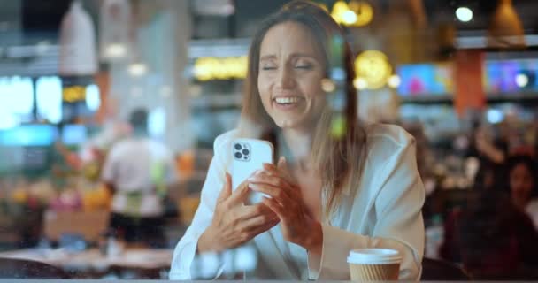 Attraktiv Lycklig Kvinna Med Hjälp Mobiltelefon Rulla Nyhetsflöde Och Kontrollera — Stockvideo