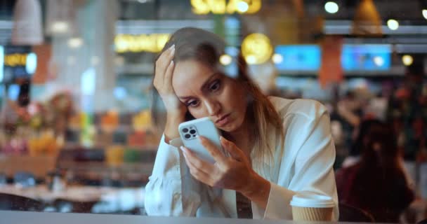 Overwerkte Vrouwelijke Ondernemer Tijdens Een Koffiepauze Een Koffiehuis Lage Energie — Stockvideo