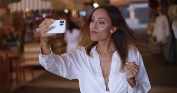Щаслива Жінка Розмовляє Мобільному Телефону Через Відеозв Язок Стоїть Торговому — стокове відео