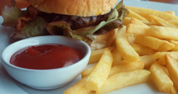 Detailní Talíř Lahodným Hamburgerem Hranolky Kečupem Americké Jídlo Vysoce Kvalitní — Stock video