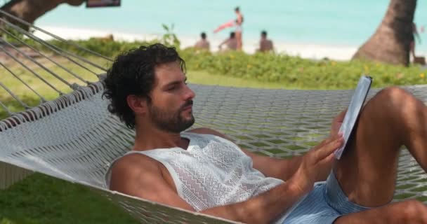 Yakışıklı Bilge Beyaz Adam Tatilde Hamakta Uzanıyor Güzel Turkuaz Denizin — Stok video
