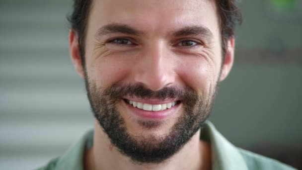 Jovem Caucasiano Cabelos Escuros Atraente Sorrindo Belo Sorriso Dente Olhando — Vídeo de Stock