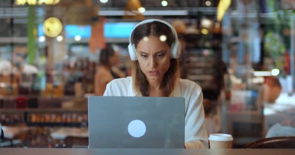 Πλάνα Από Παράθυρο Επιχειρηματίας Ακουστικά Εργάζεται Καφετέρια Ρολόγια Webinar Απευθείας — Αρχείο Βίντεο