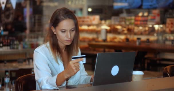 クレジットカード ラップトップPc インターネットバンキングを使用しているビジネスマンは オンラインのキャッシュレス決済を行います 電子銀行アプリサービス — ストック動画