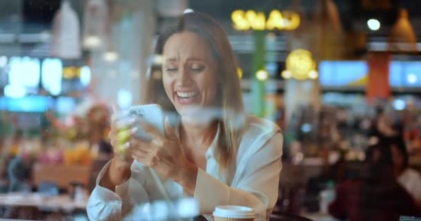 Mujer Bonita Caucásica Feliz Usando Teléfono Inteligente Desplazando Noticias Comprobando — Vídeo de stock
