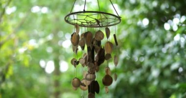 Yakın çekim Shell Wind Chime usulca rüzgarda esiyor. Yüksek kalite 4k görüntü