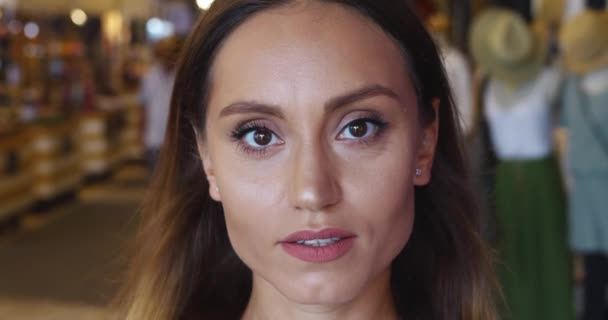 Alışveriş Merkezinde Siyah Saçlı Etnik Çeşitlilikte Bir Kadının Güzel Dişli — Stok video