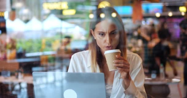 Επιτυχής Επιχειρηματίας Πίνοντας Καφέ Ενώ Τηλεπικοινωνίες Φορητό Υπολογιστή Ελέγχει Την — Αρχείο Βίντεο