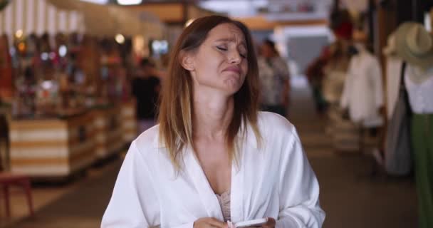 Нервная Возбужденная Многонациональная Женщина Шопоголик Помощью Мобильного Телефона Торговом Центре — стоковое видео