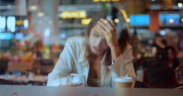 Bir Kahve Dükkanında Kahve Molası Sırasında Çok Çalışan Bir Kadın — Stok video