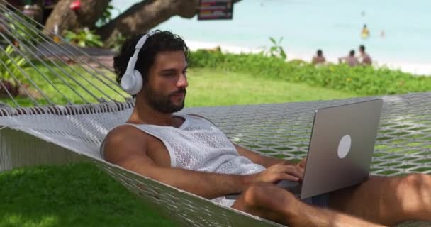 Tatilde Başarılı Bir Programcı Plaj Hamağında Dinleniyor Sahil Şeridindeki Bir — Stok video