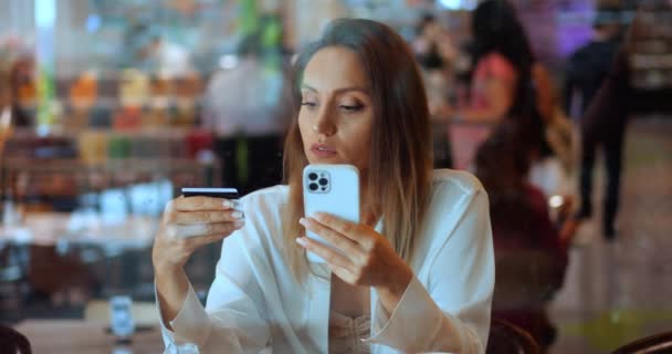 Młoda Kobieta Shopper Posiada Kartę Kredytową Smartfon Korzystając Natychmiastowych Płatności — Wideo stockowe