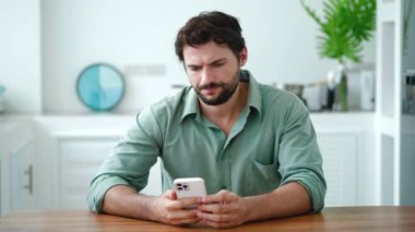 Sinirli Kafkasyalı adamın alet sorunu var. Kötü SMS haberleri, wi-fi sinyali ve aygıt sorunu, mobil uygulama çökme konsepti.