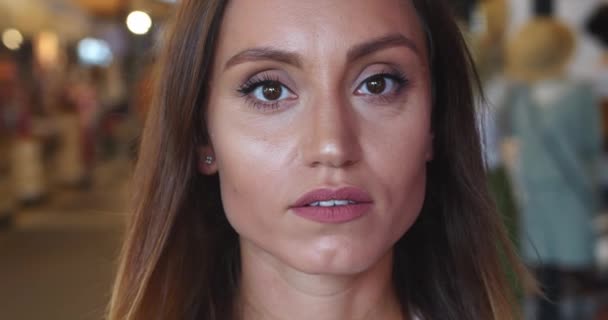 Potret Indah Tenang Berambut Gelap Wanita Tampak Percaya Diri Kamera — Stok Video