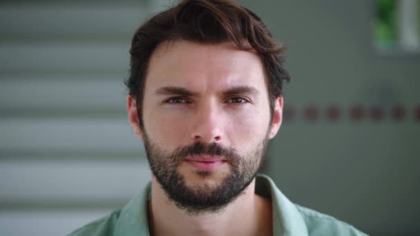 Charmant Vertrouwen Kaukasische Man Aantrekkelijke Millennial Mannelijk Model Kijkt Naar — Stockvideo